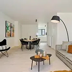 Huswell - Spacious Family Retreat With Terrace