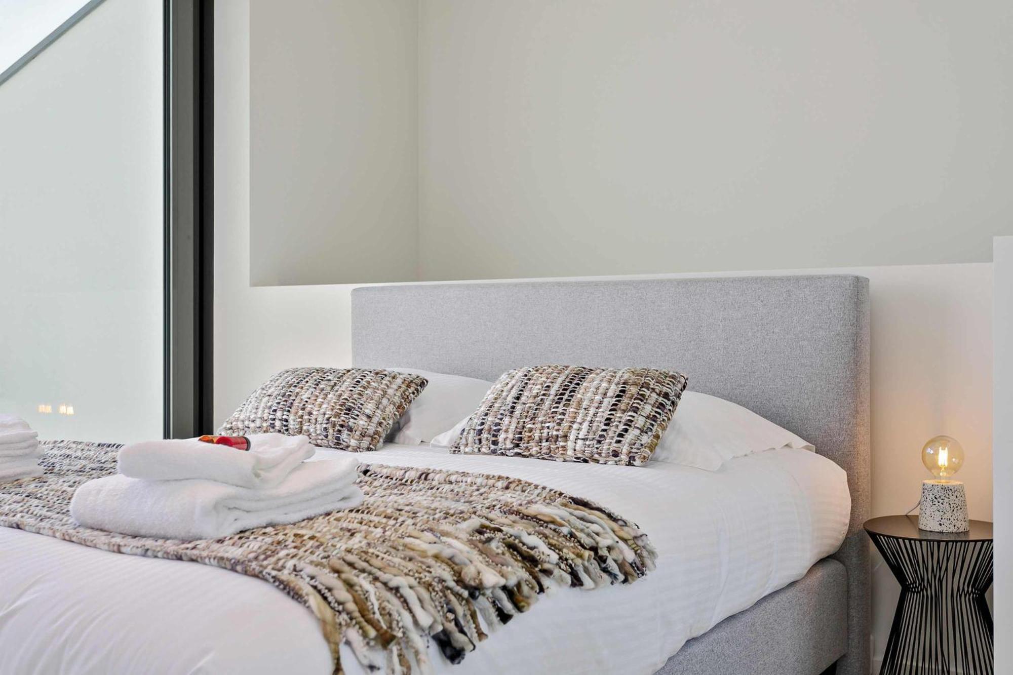 Huswell - Spacious Family Retreat With Terrace Holiday home *